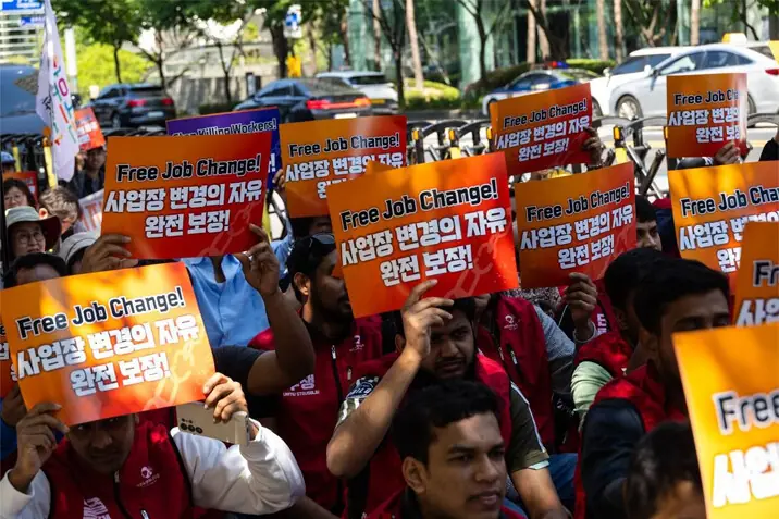 Migrant workers call for the right to change jobs at a rally held in Seoul.&mdash;Courtesy The Korea Herald