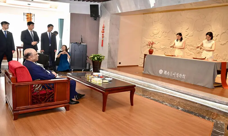 President Zardari witnesses a presentation on tea processing and culture during his visit to Hunan Tea Group.&mdash;X/mediacellPPP