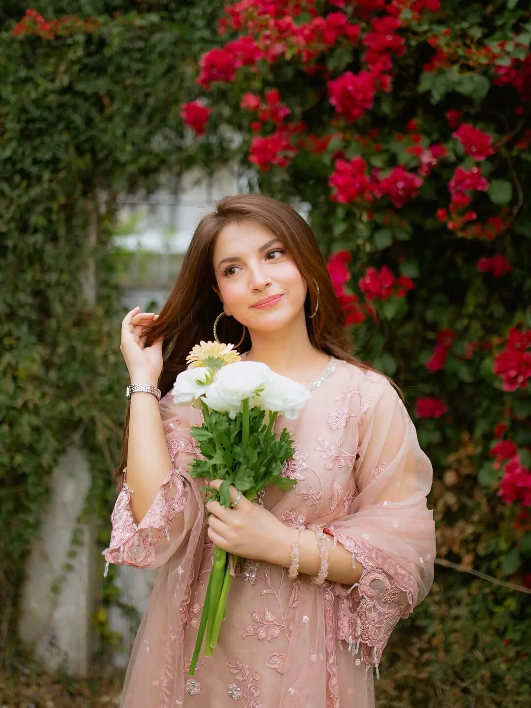 Dananeer Mobeen shares snaps of herself with acne to remind everyone there's a person behind the pictures