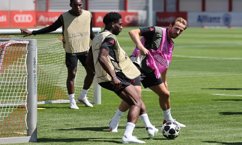 MUNICH: Bayern Munich&rsquo;s Harry Kane (R) and team-mate Alphonso Davies in action during a training session at Saebener Strasse on Monday.&mdash;AFP