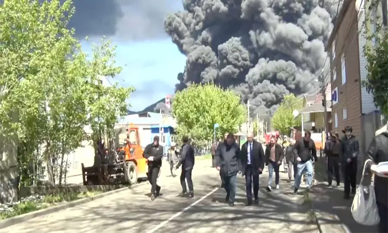Tuapse (Russia): Officials walk along a street during a visit by Krasnodar region&rsquo;s governor to inspect emergency services following a Ukrainian drone attack that caused a fire at an oil refinery. Six people were killed in the attack.&mdash;Reuters