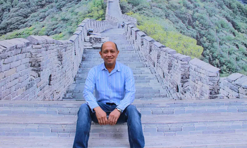 High Commissioner of Malaysia Dato&rsquo; Mohammad Azhar Mazlan seated in front of the replica of Great Wall at China Window, Peshawar. &mdash; White Star