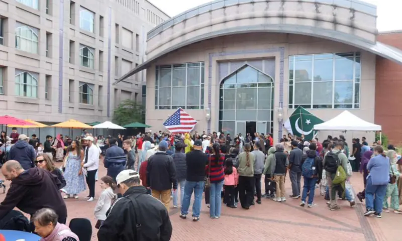 Visitors at the Pakistan Embassy, which was taking part in the annual Passport DC &ldquo;Around the World Embassy Tour&rdquo;. &mdash; photo via author