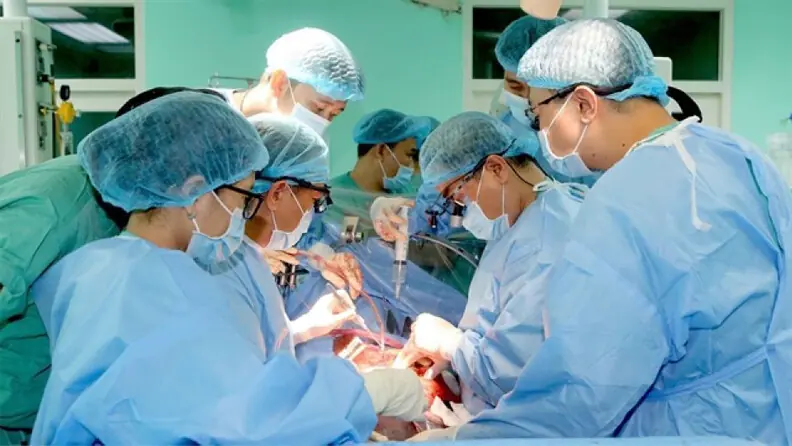 Medical staff of the hospital conducts a liver transplant.&mdash;Courtesy Vietnam News
