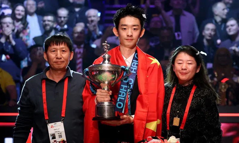 SHEFFIELD: China&rsquo;s Wu Yize poses with the World Snooker Championship trophy alongside his parents after winning the final against Shaun Murphy of England at The Crucible Theatre.&mdash;Reuters