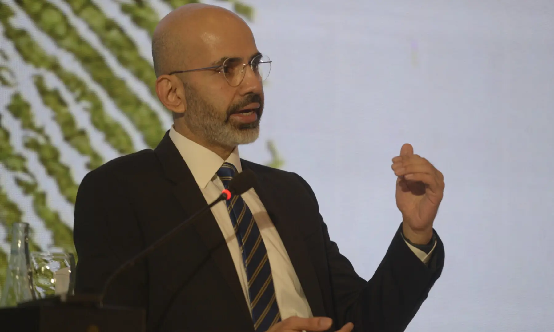 Acumen Investment Director Kashif Thanvi speaks at the Breathe Pakistan conference. &mdash; White Star/ Muhammad Asim