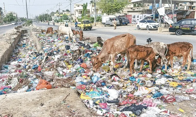 This image taken on May 8, 2022, shows Karachi's Sharah-i-Noorjahan littered with garbage.&mdash;Fahim Siddiqi/White Star