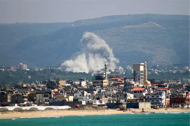 Smoke rises from the site of an Israeli air strike that targeted the village of El Qlaile in Tyre.&mdash; AFP