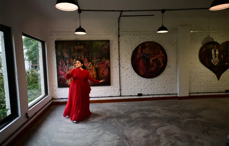 A classical dance performance by artist Punjrush marks the opening of &ldquo;Reclaiming Spaces&rdquo; photo exhibition at 8b2 Gallery. &mdash; Photo by the writer