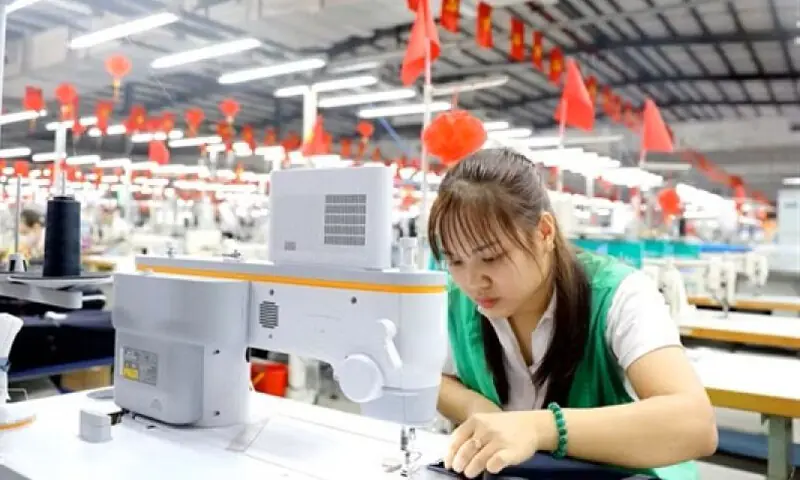 A woman uses AI technology-powered sewing machine.—Courtesy Vietnam News A woman uses AI technology-powered sewing machine.—Courtesy Vietnam News
