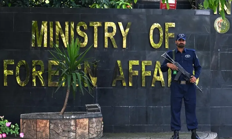 A security personnel stands guard outside the Foreign Ministry office in Islamabad on April 9, 2026. &mdash; AFP/File