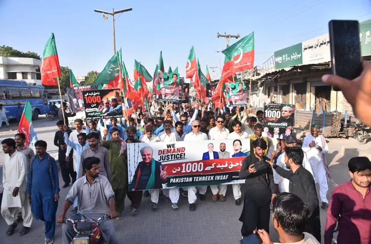 PTI workers and supporters march through the streets of Umerkot.&mdash;Dawn