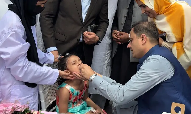 Mayor Murtaza Wahab administers polio drops to a child.&mdash;Dawn