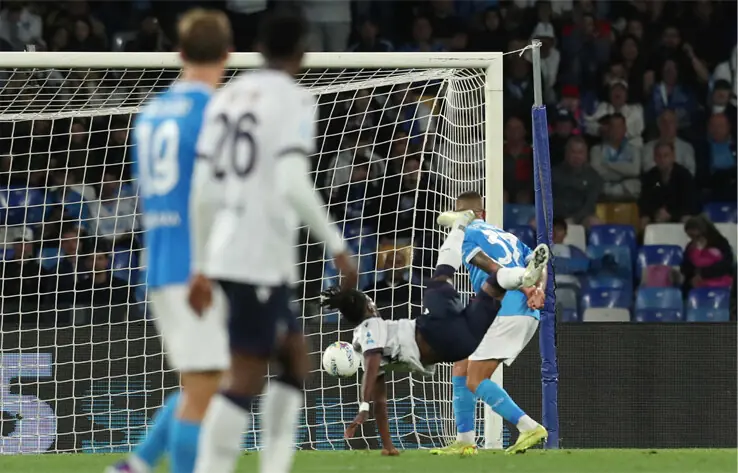 BOLOGNA’S Jonathan Rowe (second R) scores against Napoli during their Serie A match at the Diego Armando Maradona Stadium.—AFP BOLOGNA’S Jonathan Rowe (second R) scores against Napoli during their Serie A match at the Diego Armando Maradona Stadium.—AFP