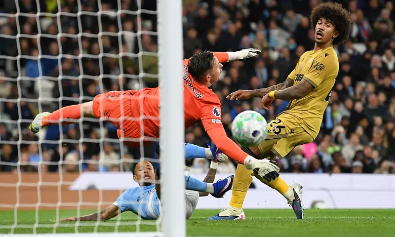 MANCHESTER City’s Savinho (L) scores past Crystal Palace goalkeeper Dean Henderson during their Premier League match at the Etihad Stadium.—Reuters MANCHESTER City’s Savinho (L) scores past Crystal Palace goalkeeper Dean Henderson during their Premier League match at the Etihad Stadium.—Reuters