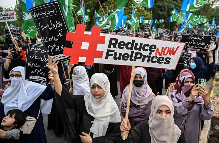 ISLAMABAD: Supporters and activists of the Jamaat-i-Islami hold placards as they protest against rising fuel prices, triggered by the war in the Middle East.&mdash;AFP