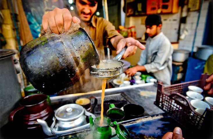  A worker preparing tea at a dhaba | Fahim Siddiqui/White Star 