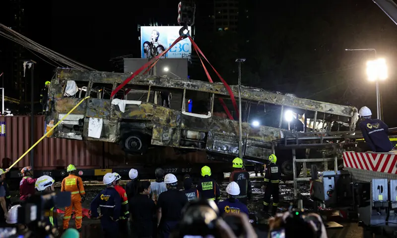 Train-bus collision claims eight lives in Bangkok - Newspaper - DAWN.COM