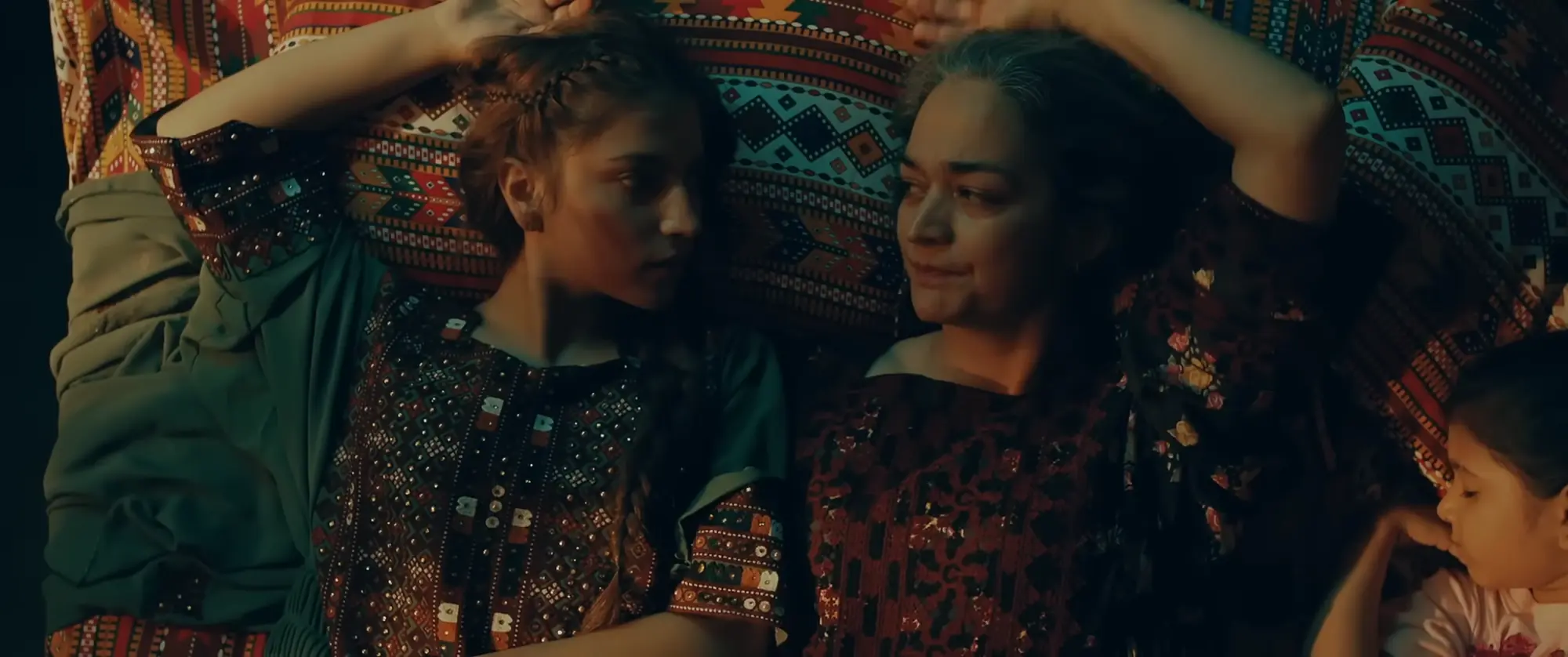 Afsana (Dananeer Mobeen) with her mother Shakira Hussain (Samiya Mumtaz)