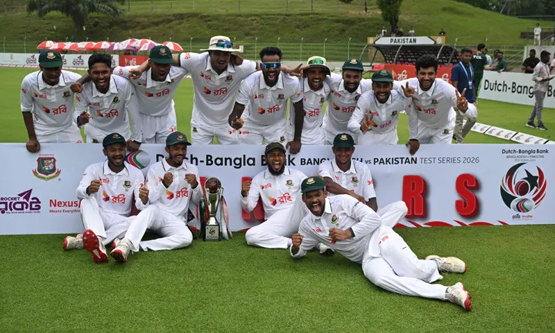 BANGLADESH cricketers pose with the Test series trophy after defeating Pakistan in the second match at the Sylhet International Cricket Stadium on Wednesday.—AFP BANGLADESH cricketers pose with the Test series trophy after defeating Pakistan in the second match at the Sylhet International Cricket Stadium on Wednesday.—AFP