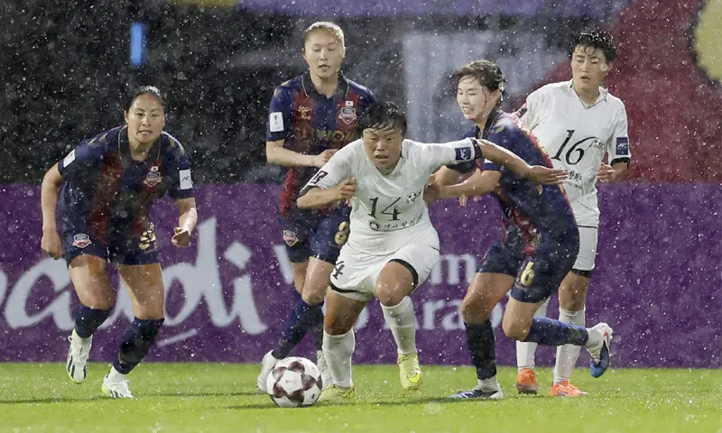 NAEGOHYANG FC’S Kum-Ok Choe (C) in action during the Asian Women’s Champions League semi-final against Suwon FC at the Suwon Sports Complex on Wednesday.—Reuters NAEGOHYANG FC’S Kum-Ok Choe (C) in action during the Asian Women’s Champions League semi-final against Suwon FC at the Suwon Sports Complex on Wednesday.—Reuters