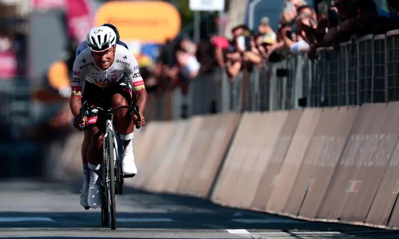 UAE Team Emirates-XRG’s Ecuadorian rider Jhonatan Narvaez sprints to the finish line to win the 11th stage of the Giro d’Italia on Wednesday.—AFP UAE Team Emirates-XRG’s Ecuadorian rider Jhonatan Narvaez sprints to the finish line to win the 11th stage of the Giro d’Italia on Wednesday.—AFP