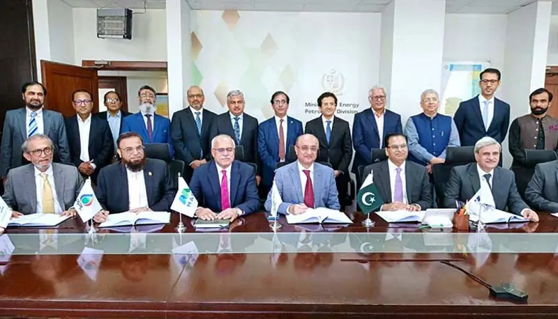 ISLAMABD: Petroleum Minister Ali Pervaiz Malik witnesses the signing of production sharing agreements and exploration licences for offshore exploration blocks awarded under the Offshore Bid Round 2025.&mdash;APP