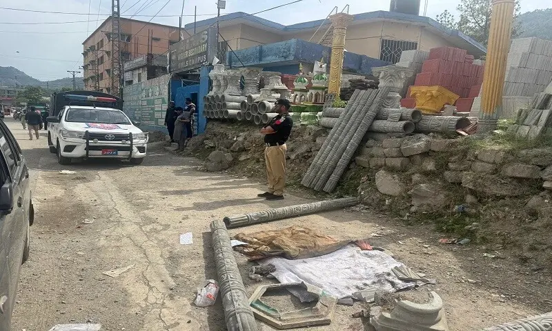 A policeman stands guard at the site where an educationist was shot and critically wounded near his school on Muzaffarabad&rsquo;s Western Bypass on Thursday. Photo by author