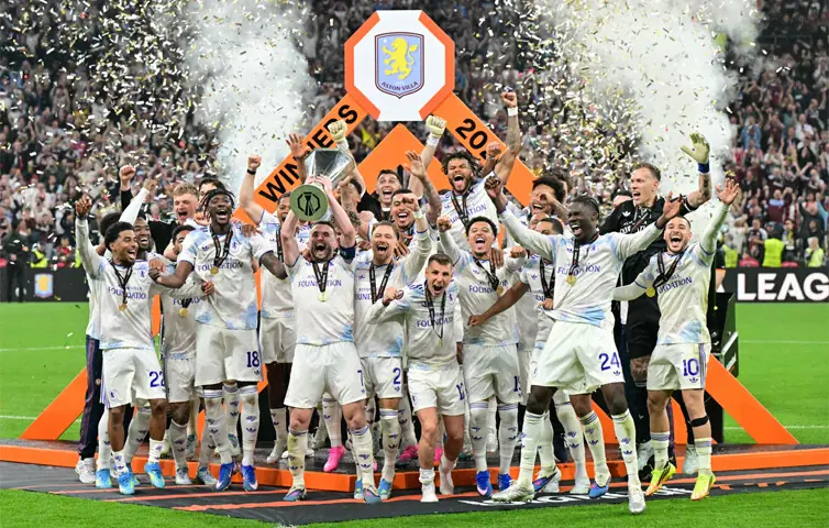 ASTON Villa players celebrate with the Europa League trophy after defeating Freiburg in the final at Besiktas Park.&mdash;AFP