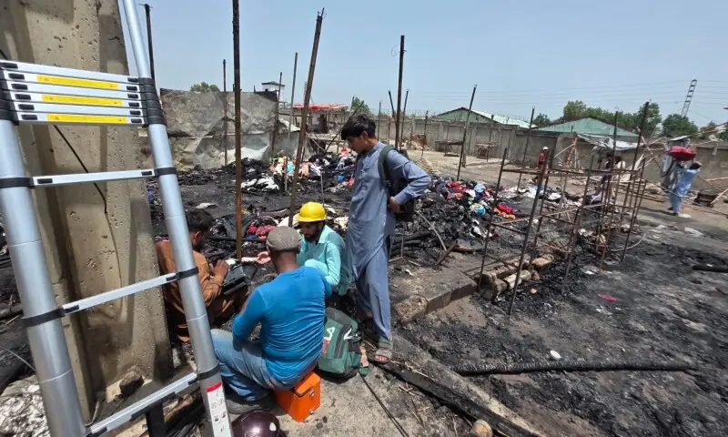 This image shows people gathered at the site of the fire. — Photo provided by author This image shows people gathered at the site of the fire. — Photo provided by author