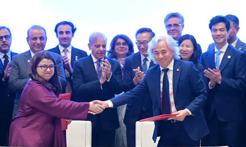 IT Minister Shaza Fatima shakes hands with Alibaba Chairman Joe Tsai after signing an agreement.—APP IT Minister Shaza Fatima shakes hands with Alibaba Chairman Joe Tsai after signing an agreement.—APP