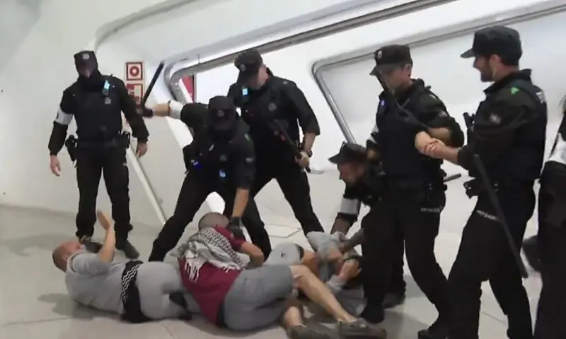 In this screengrab, policemen from the Basque region are seen striking returning flotilla with batons after an altercation at Bilbao airport. In this screengrab, policemen from the Basque region are seen striking returning flotilla with batons after an altercation at Bilbao airport.