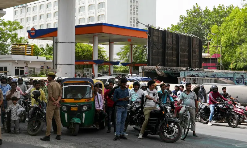 Commuters are stalled by police personnel at a junction as the motorcade of US Secretary of State Marco Rubio rides by in Agra on May 25, 2026. &mdash; AFP