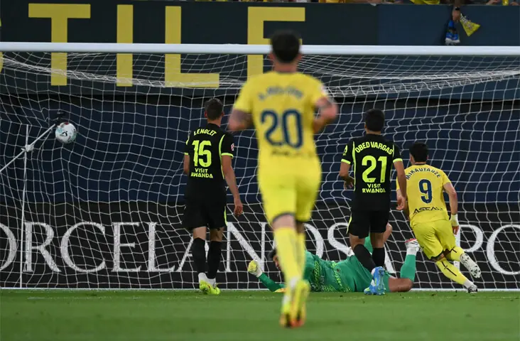 VILLARREAL’S Georges Mikautadze (R) scores against Atletico Madrid during their La Liga match at La Ceramica Stadium.—AFP VILLARREAL’S Georges Mikautadze (R) scores against Atletico Madrid during their La Liga match at La Ceramica Stadium.—AFP