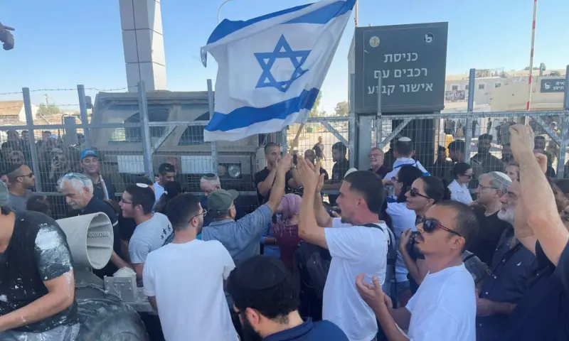 Right-wing protesters wave Israeli flags outside Sde Teiman detention facility, after Israeli Military Police arrived at the site as part of an investigation into suspected abuse of a Palestinian detainee, near Beersheba in southern Israel on July 29, 2024. &mdash; Reuters/File