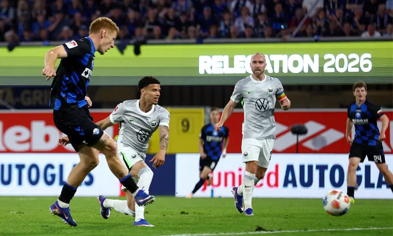 PADERBORN’S Laurin Curda (L) shoots to score against VfL Wolfsburg during their Bundesliga relegation playoff second leg at the Home Deluxe Arena.—Reuters PADERBORN’S Laurin Curda (L) shoots to score against VfL Wolfsburg during their Bundesliga relegation playoff second leg at the Home Deluxe Arena.—Reuters