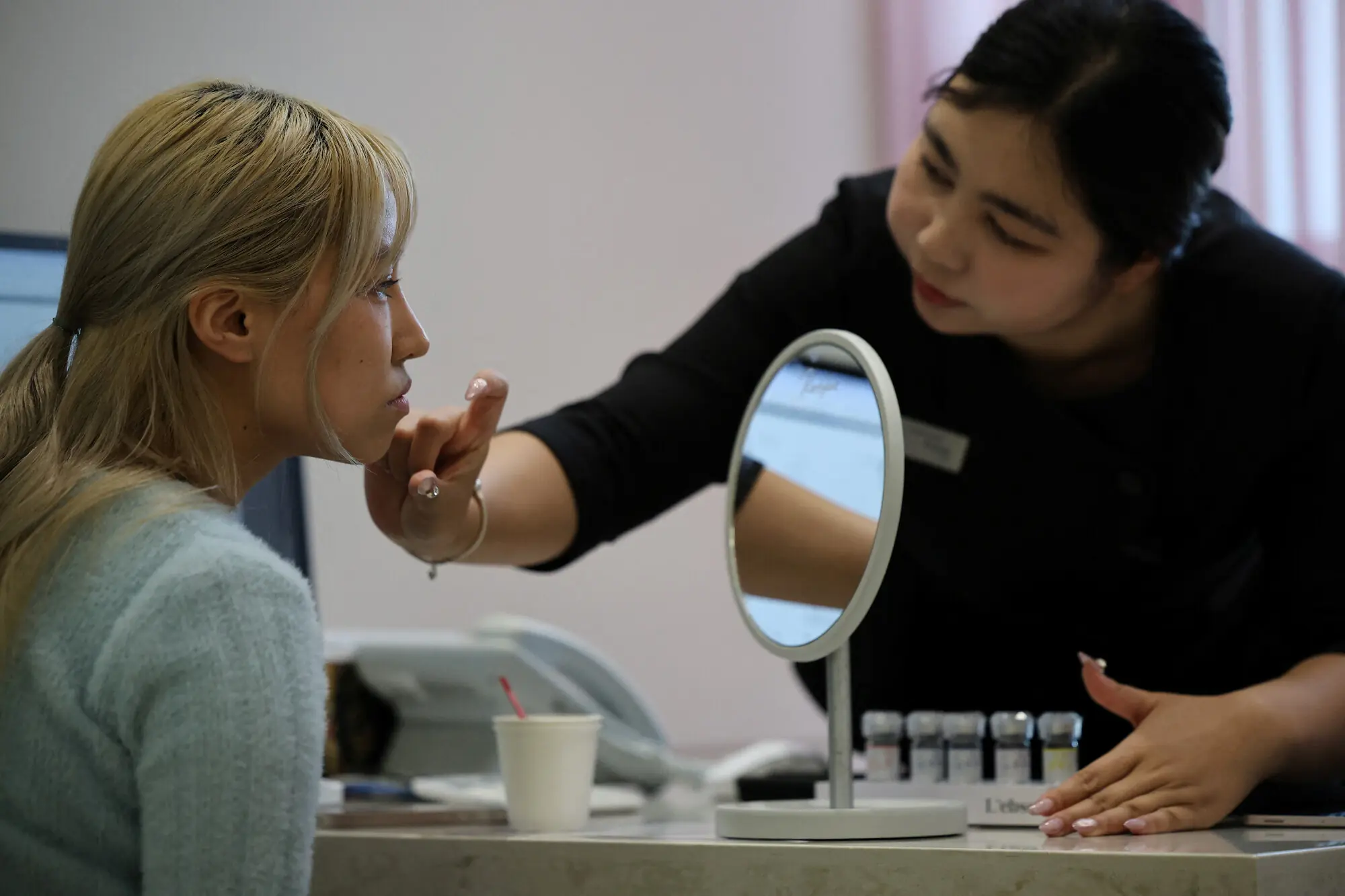  Cindy Gu from the US receives a skin consultation in Seoul. 