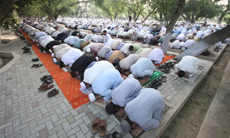 People offer Eid prayers at Eidgah on Charsadda Road, Peshawar. — White Star People offer Eid prayers at Eidgah on Charsadda Road, Peshawar. — White Star