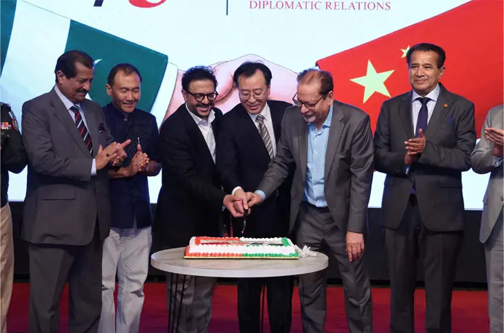 Chinese Consul General Yang Yundong, Arts Council President Ahmed Shah and MoFA official Irfan Soomro cut the cake.—Dawn Chinese Consul General Yang Yundong, Arts Council President Ahmed Shah and MoFA official Irfan Soomro cut the cake.—Dawn