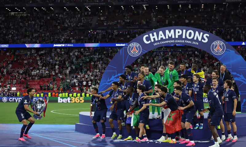 PARIS Saint-Germain’s Brazilian defender Marquinhos (left) prepares to lift the trophy with teammates after winning the Champions League final.—AFP PARIS Saint-Germain’s Brazilian defender Marquinhos (left) prepares to lift the trophy with teammates after winning the Champions League final.—AFP