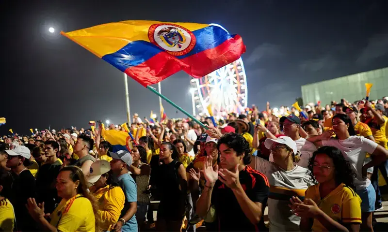 Supporters of presidential candidate Abelardo de la Espriella applaud in Barranquilla after the results of the first round were announced.&mdash;Reuters