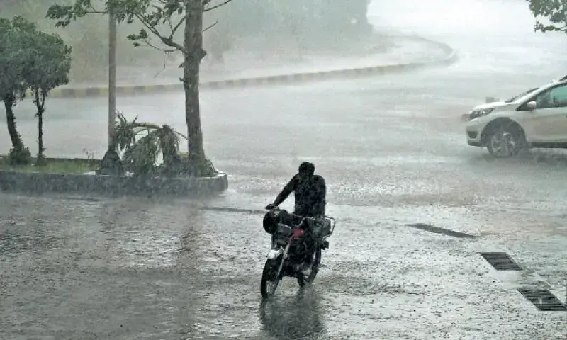 Motorists on their way during heavy rain. — White Star/File Motorists on their way during heavy rain. — White Star/File