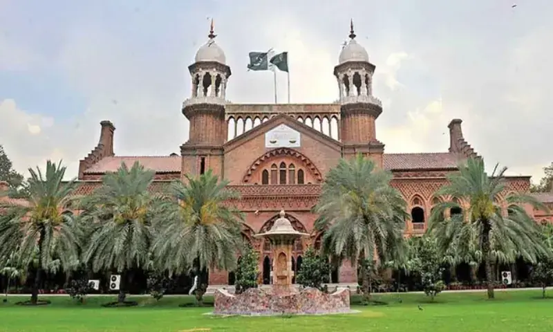 This image shows the Lahore High Court building. &mdash; APP