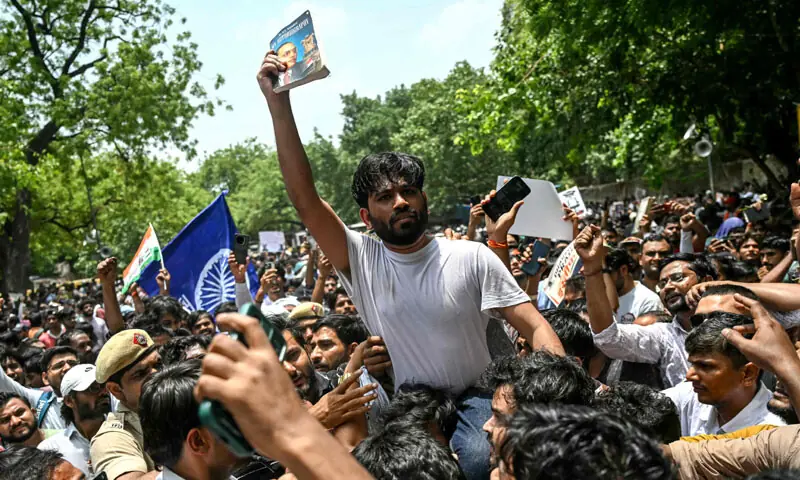 COCKROACH Janta Party founder Abhijeet Dipke (centre) takes part in a protest in New Delhi over alleged irregularities in India’s major examinations.—AFP COCKROACH Janta Party founder Abhijeet Dipke (centre) takes part in a protest in New Delhi over alleged irregularities in India’s major examinations.—AFP