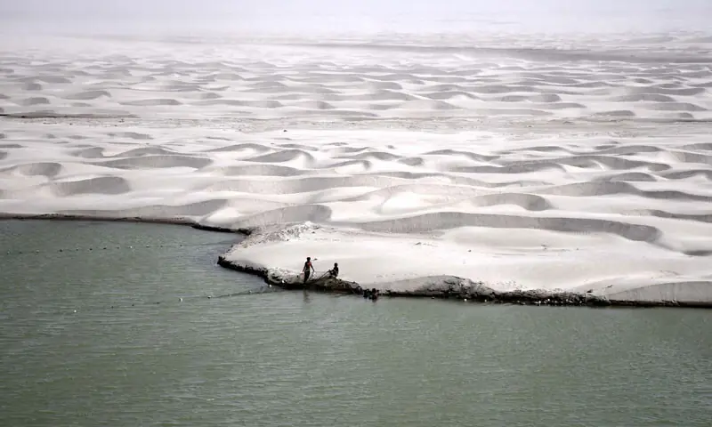 SAND dunes emerge at Kotri Barrage as the Indus River across Jamshoro district goes dry, creating fear of looming famine-like situation in Sindh.—Umair Ali SAND dunes emerge at Kotri Barrage as the Indus River across Jamshoro district goes dry, creating fear of looming famine-like situation in Sindh.—Umair Ali