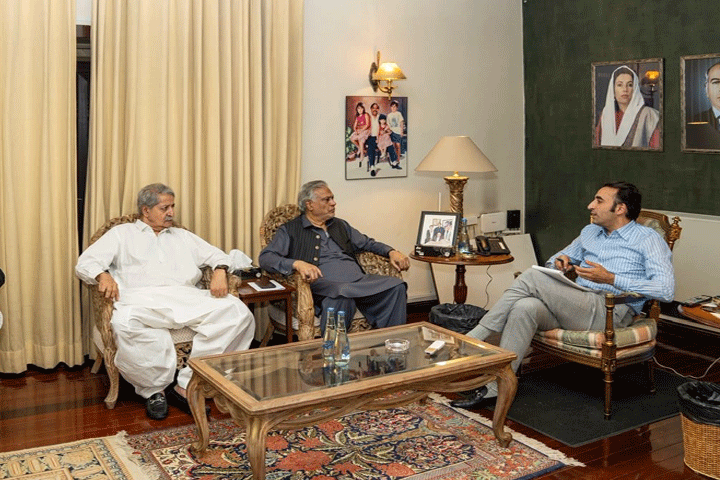 DEPUTY Prime Minister Ishaq Dar holds a meeting with PPP Chairman Bilawal Bhutto-Zardari at Islamabad&rsquo;s Zardari House. A member of the PPP team, MNA Syed Naveed Qamar, is also seen.&mdash; Dawn