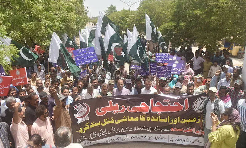 A rally organised by the protesting employees of Karachi University heads towards the Silver Jubilee Gate on Tuesday.—Fahim Siddiqi / White Star A rally organised by the protesting employees of Karachi University heads towards the Silver Jubilee Gate on Tuesday.—Fahim Siddiqi / White Star