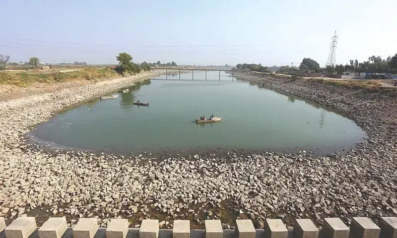 HYDERABAD: A few fishermen are found at work in Phuleli canal.—APP/File HYDERABAD: A few fishermen are found at work in Phuleli canal.—APP/File