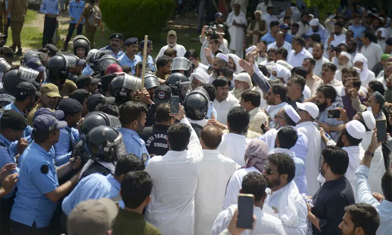 Police personnel prevent government employees from proceeding to the Parliament House in Islamabad on Friday. — White Star Police personnel prevent government employees from proceeding to the Parliament House in Islamabad on Friday. — White Star