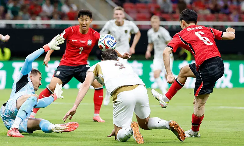 GUADALAJARA: South Korea’s Hwang In-beom (R) shoots to score during the Group ‘A’ match against the Czech Republic at the Guadalajara Stadium.—AFP GUADALAJARA: South Korea’s Hwang In-beom (R) shoots to score during the Group ‘A’ match against the Czech Republic at the Guadalajara Stadium.—AFP